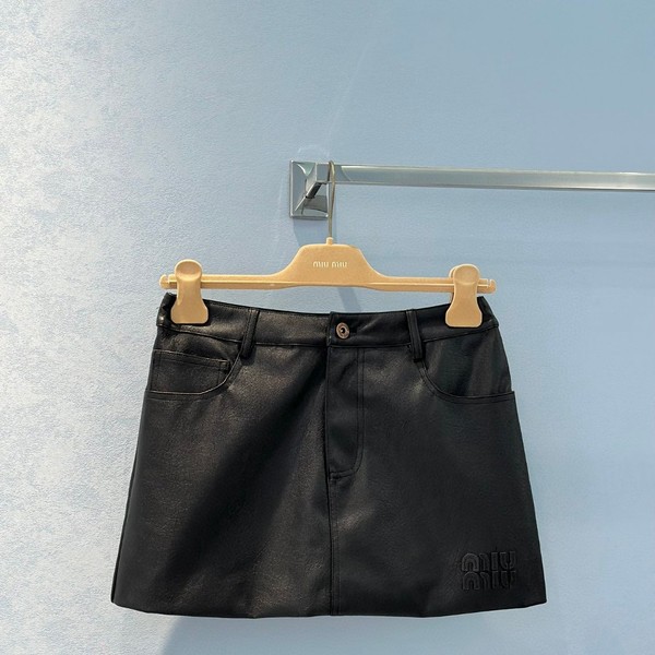 MIUMIU 미우미우 24FW 가을겨울 신상 로고 레터링 가죽 스커트 ▶매장-240만원◀
