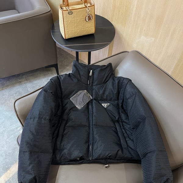 PRADA 프라다 트라이앵글 로고 숏 구스 다운 재킷 ▶매장-460만원◀